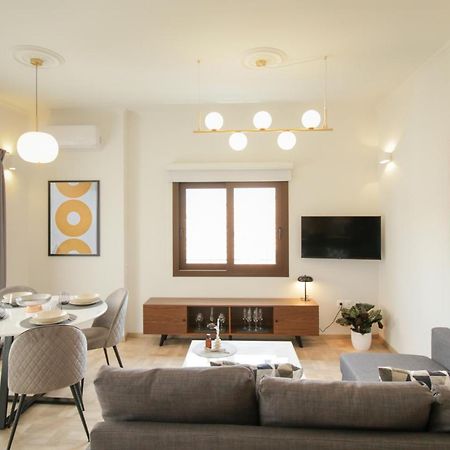 Onos - 2 Bedroom 2 Bathroom Penthouse With Terrace In Old Town Каламата Екстериор снимка